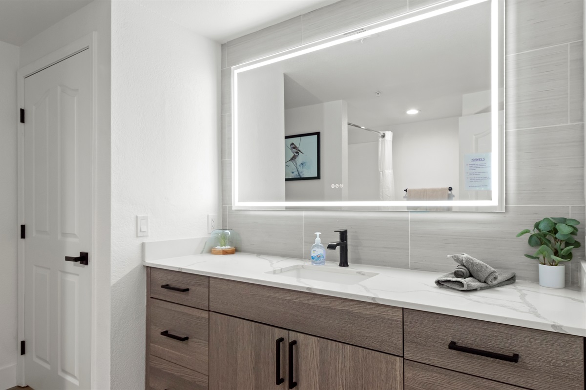 Fresh & clean: Spacious shower, contemporary vanity