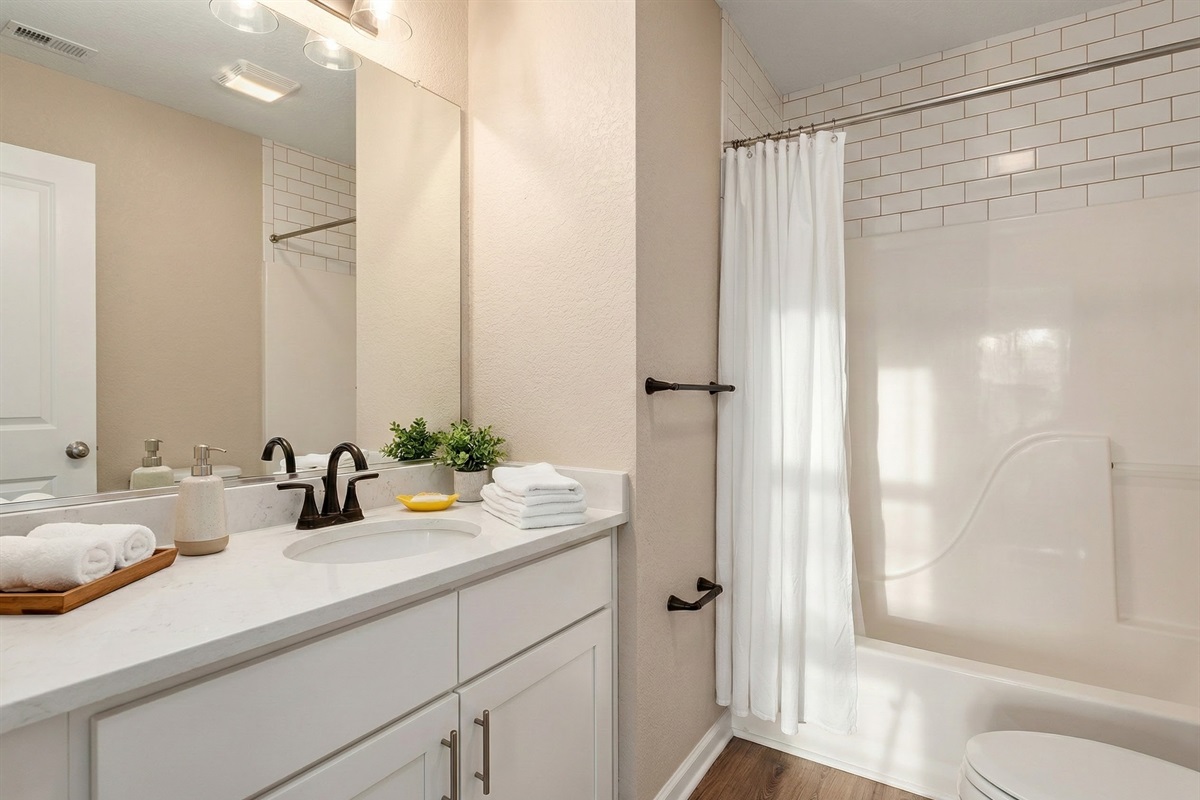 ML Bathroom - Contemporary bathroom with a luxurious bathtub and modern finishes.