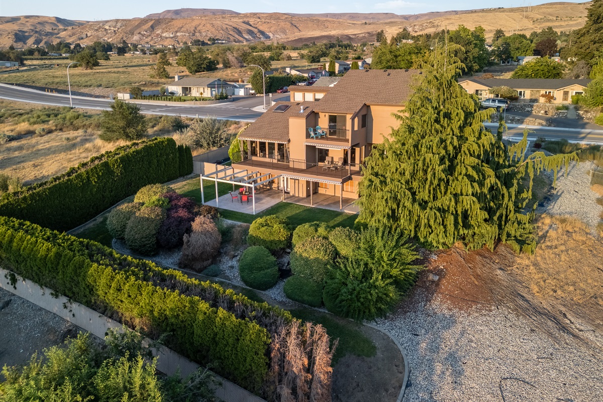 Private half-acre retreat overlooking the Apple Capital.