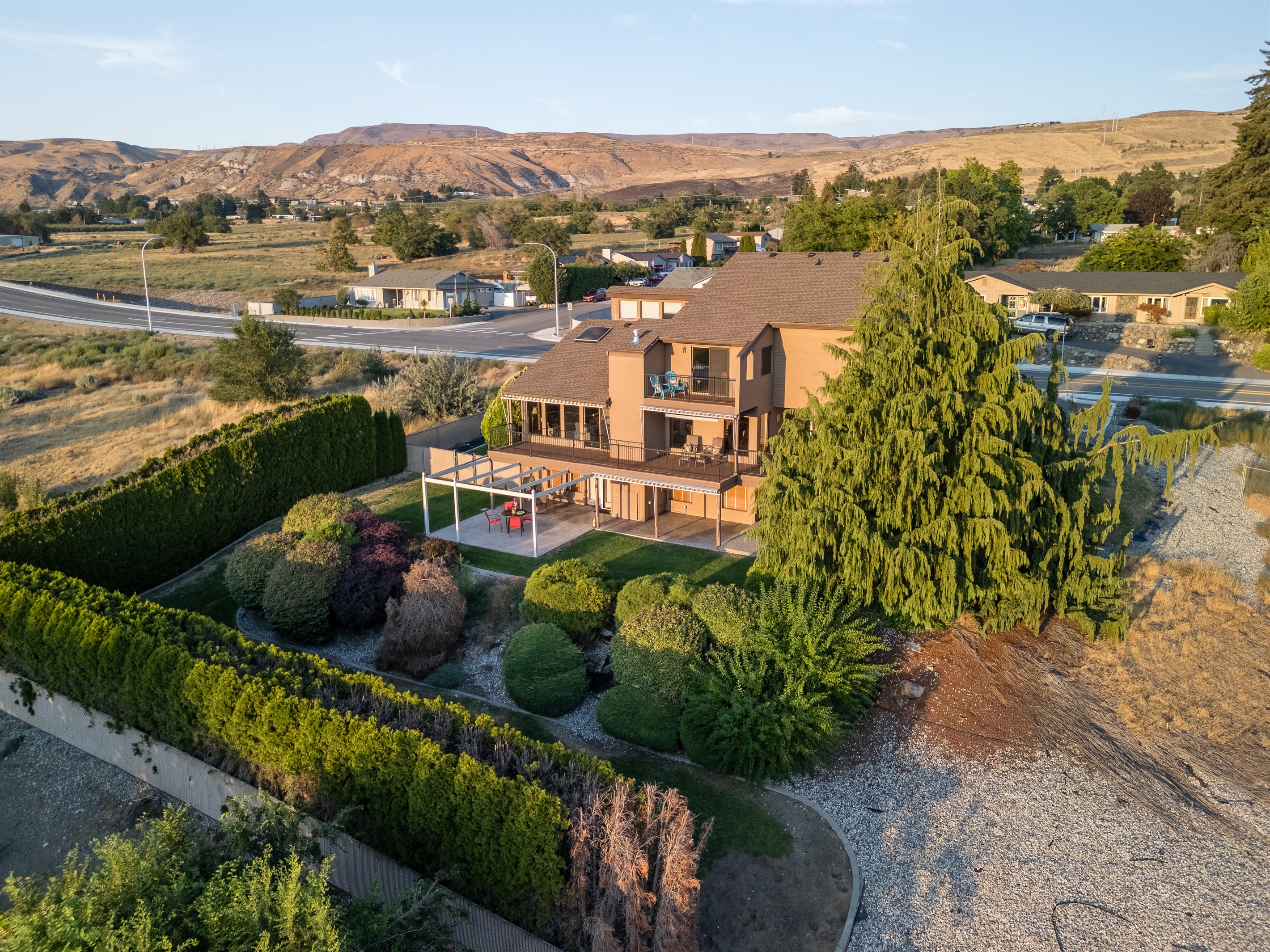 Private half-acre retreat overlooking the Apple Capital.