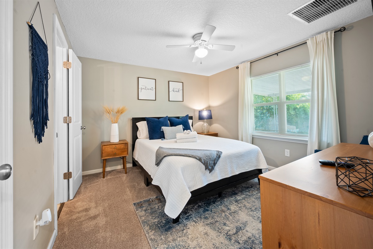 Master Bedroom | Queen Bed
