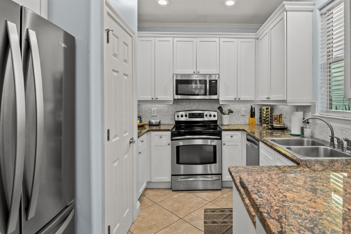 A full-size, fully equipped kitchen for home-cooked breakfasts and easy beach lunches.