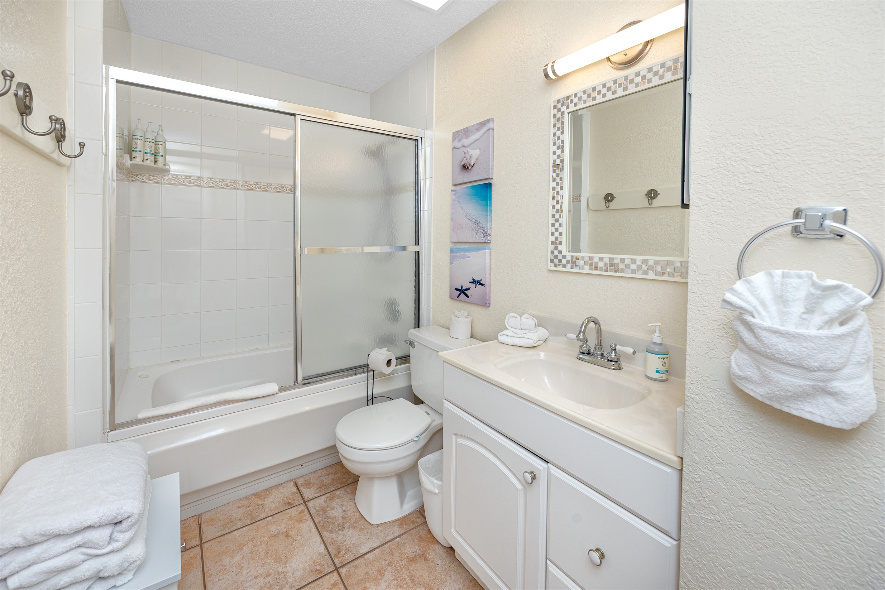 Upstairs Full Bathroom