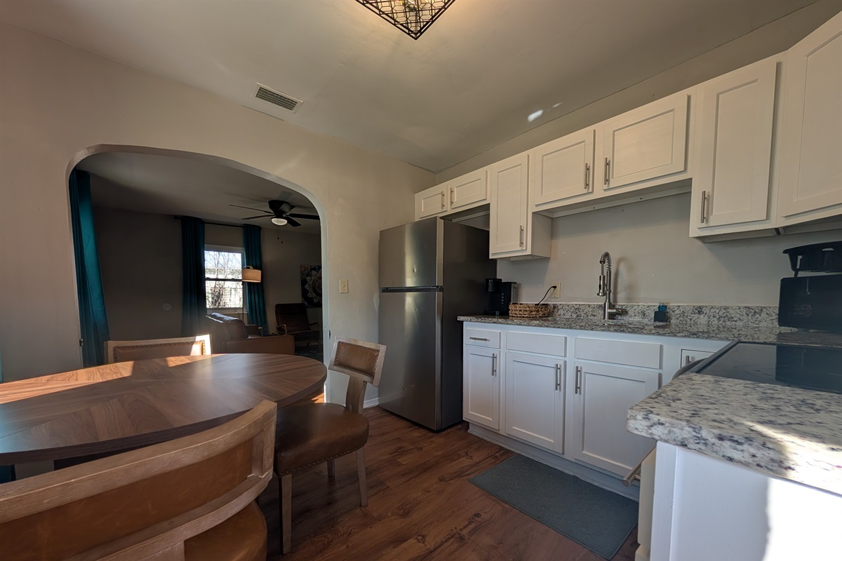Full kitchen with breakfast table