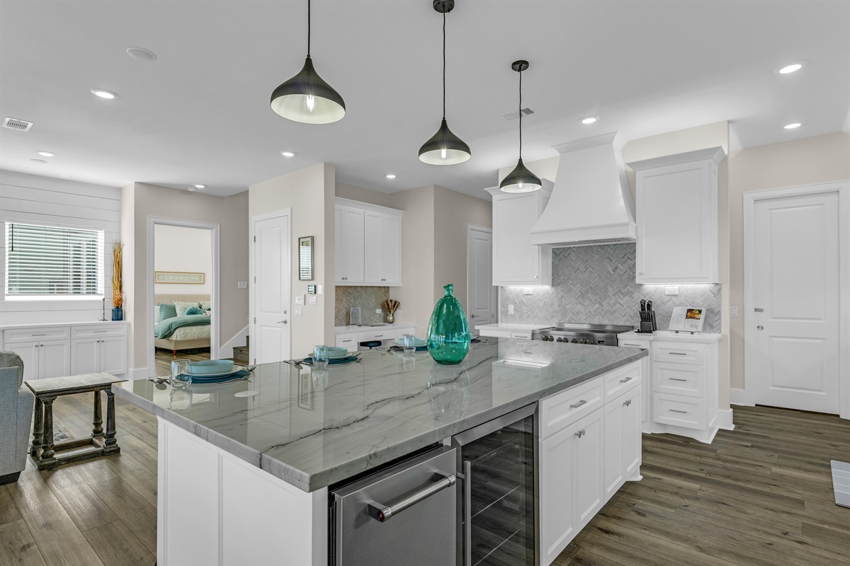 Costa Cristal Kitchen: This kitchen is a chef’s dream, equipped with top-of-the-line appliances, and expansive countertops. From everyday meals to gourmet creations, it has everything a culinary enthusiast could wish for. 