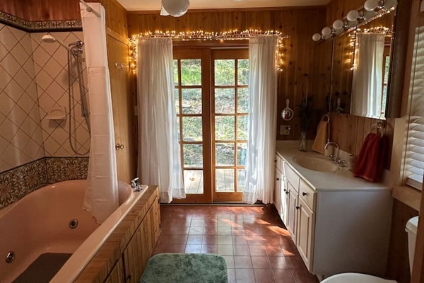 Clean and functional bathroom with full-size shower/tub combo, fresh towels, shampoo, conditioner and body wash provided. The tub is a soaking functional Jacuzzi tub.