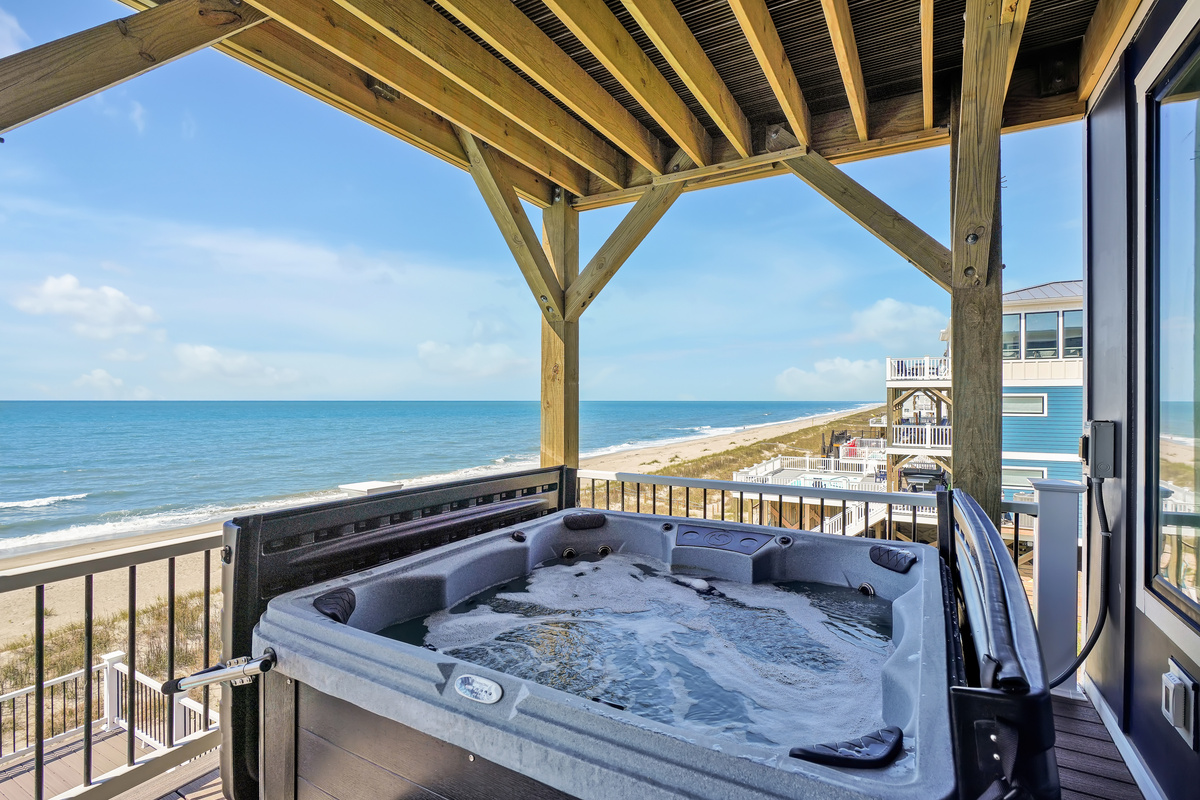Hot tub in the evening (2nd floor deck)