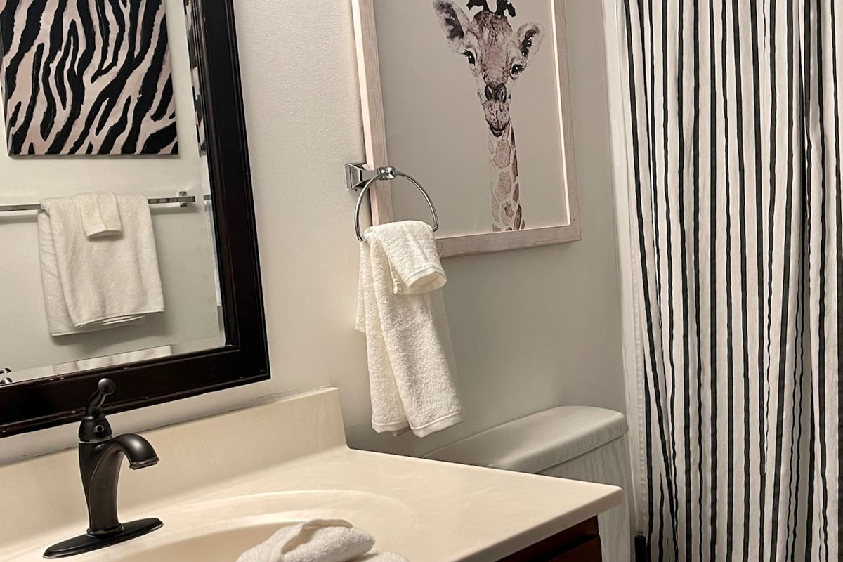 Cute full bathroom with tub