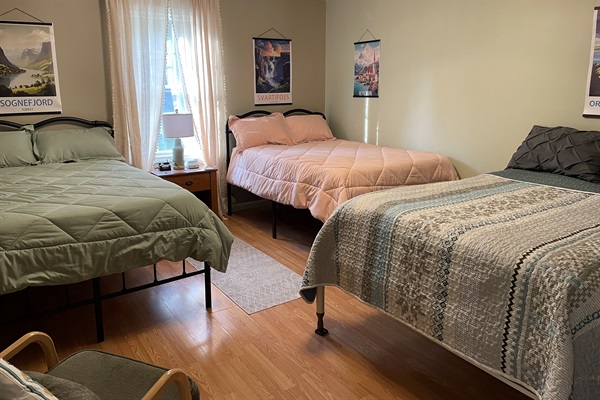 Northern Hostel room - 3 full sized beds + closet, chair, chargers