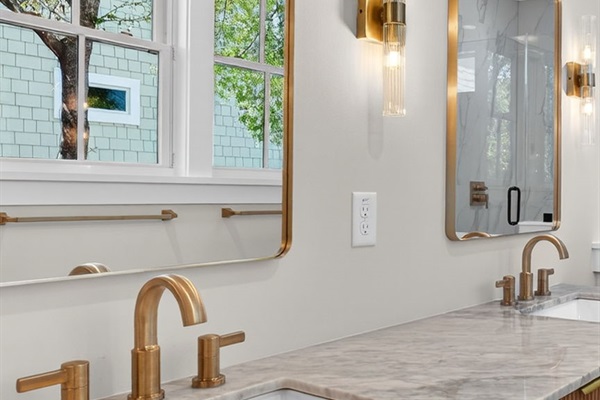 Primary Ensuite 2 (first level) | On Beach Time | 6 30th Ave, Isle of Palms, SC | IOP Escapes