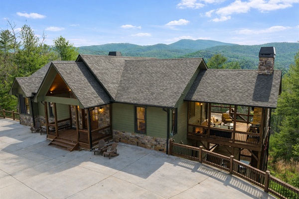 A breathtaking hideaway perched above the treetops—your perfect escape awaits