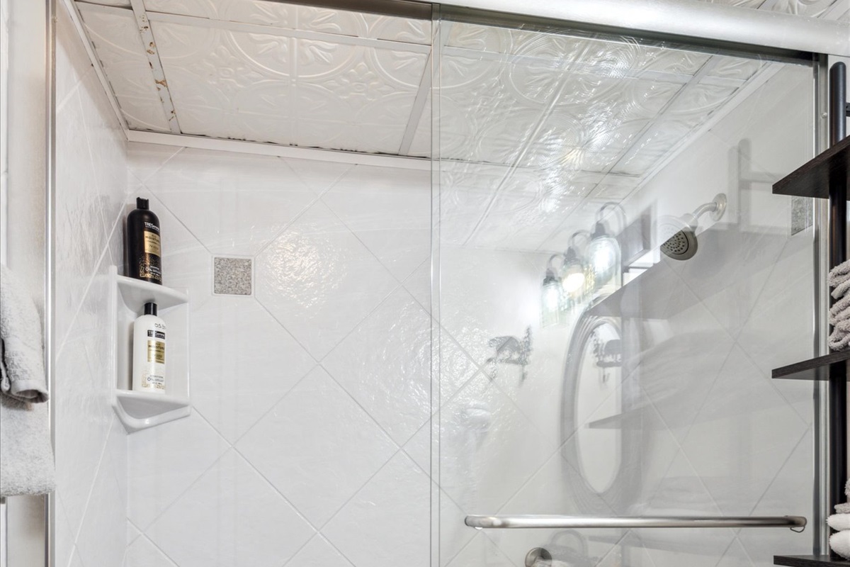 Shower / Tub combo in bathroom