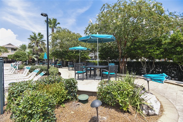 Outdoor dining at pool