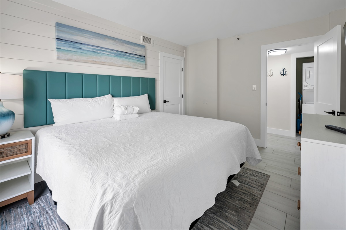 Modern 2nd bedroom with King Bed and En Suite Bathroom