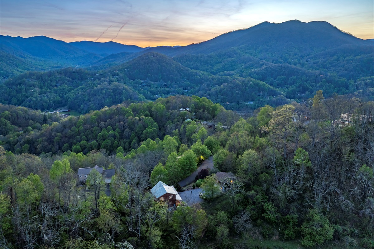 Stunning Mountain Vista: Breathtaking views from every angle, perfect for nature lovers and adventurers!