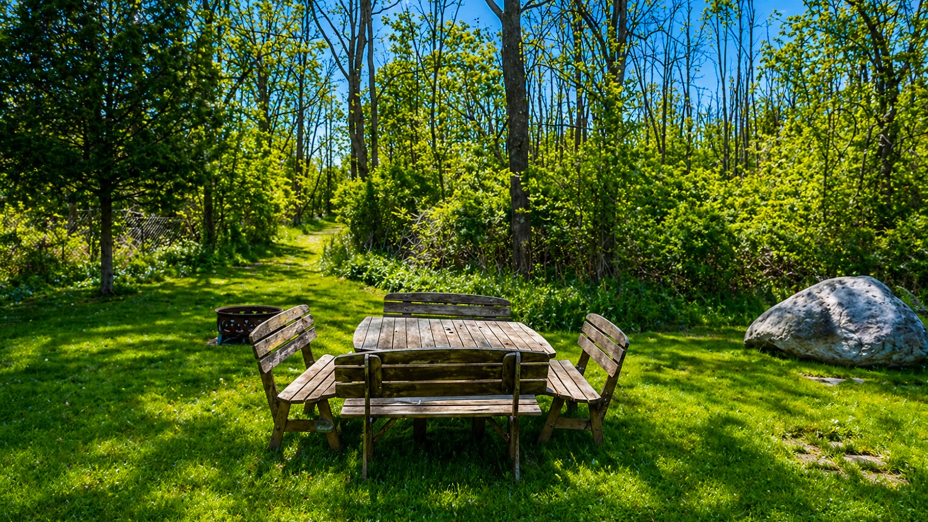 Unwind at the rustic picnic table or gather around the fire pit, all tucked beside a quiet forest trail 🔥🍃