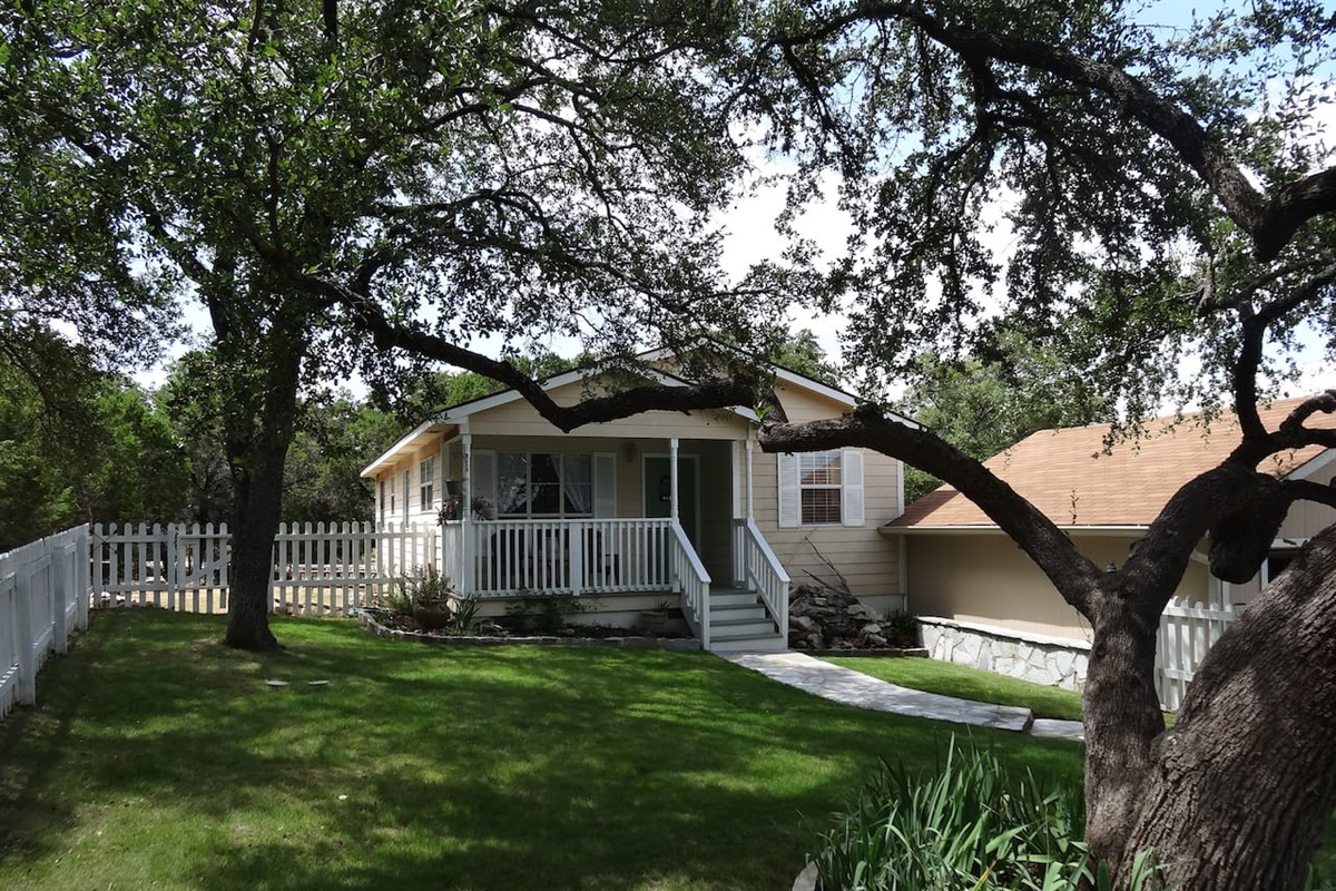 The Lazy Lakehouse - secluded wooded setting with beautiful Oaks