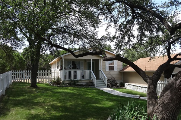 The Lazy Lakehouse - secluded wooded setting with beautiful Oaks