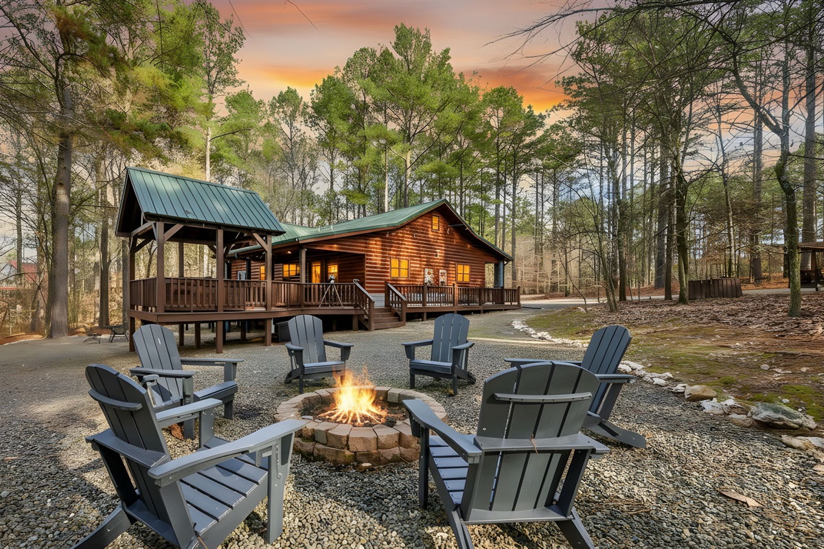 Gather around the fire pit for s’mores and stories under the stars 🔥✨