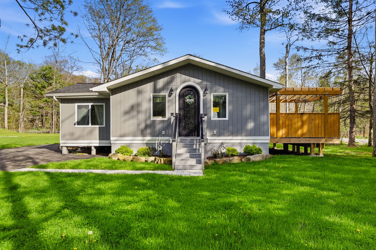 Welcome to Toby’s Place! Escape to the beauty of the Poconos and unwind in this warm, inviting retreat.
