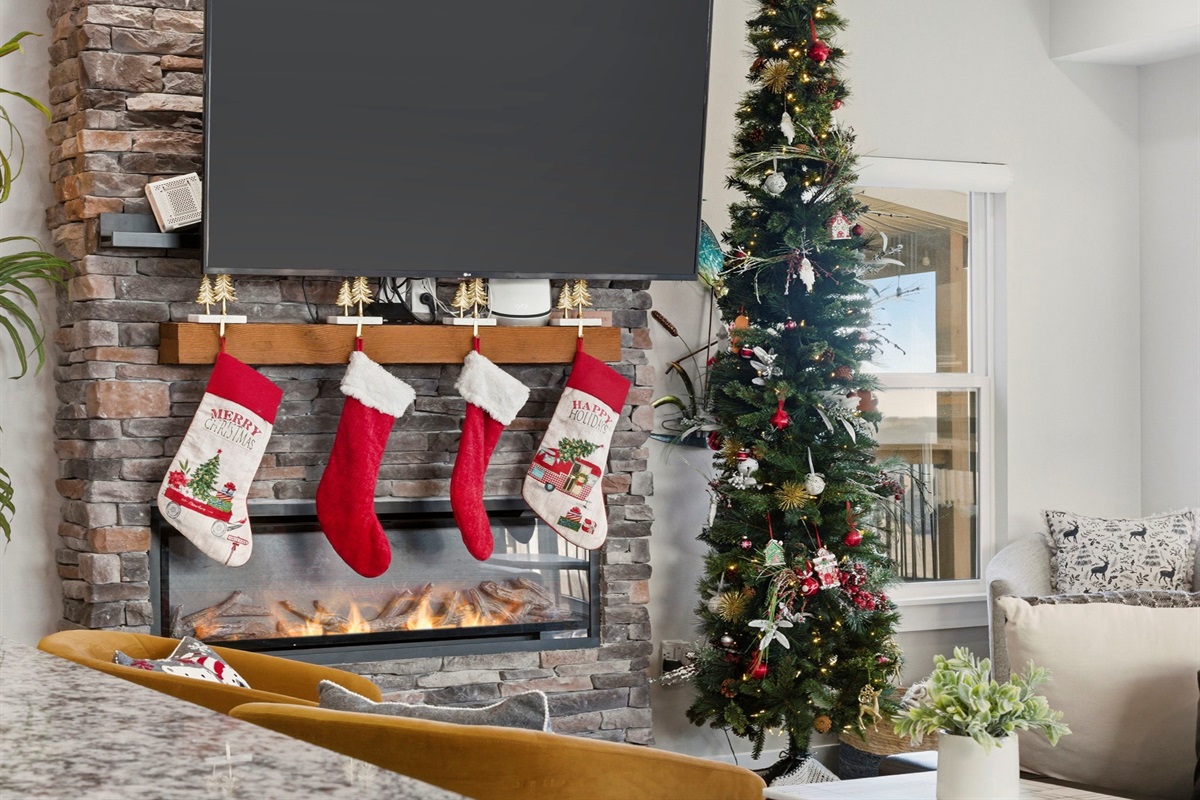 Holiday Living Room & Fireplace