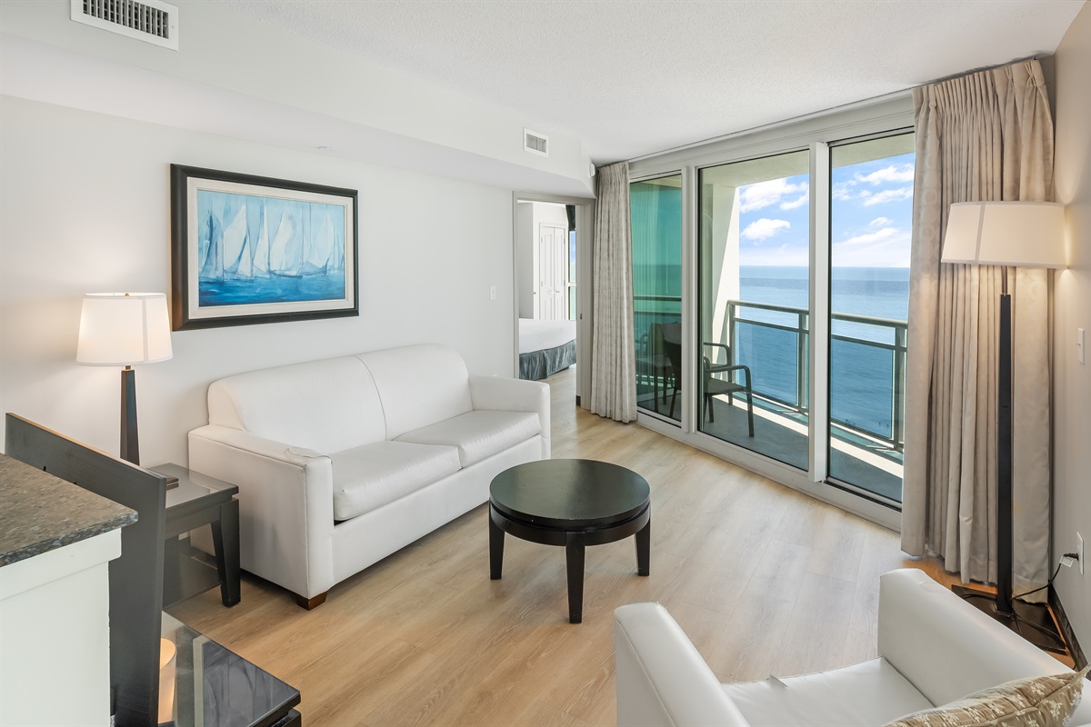Amazing Living Room with Stunning Views🌊☀️