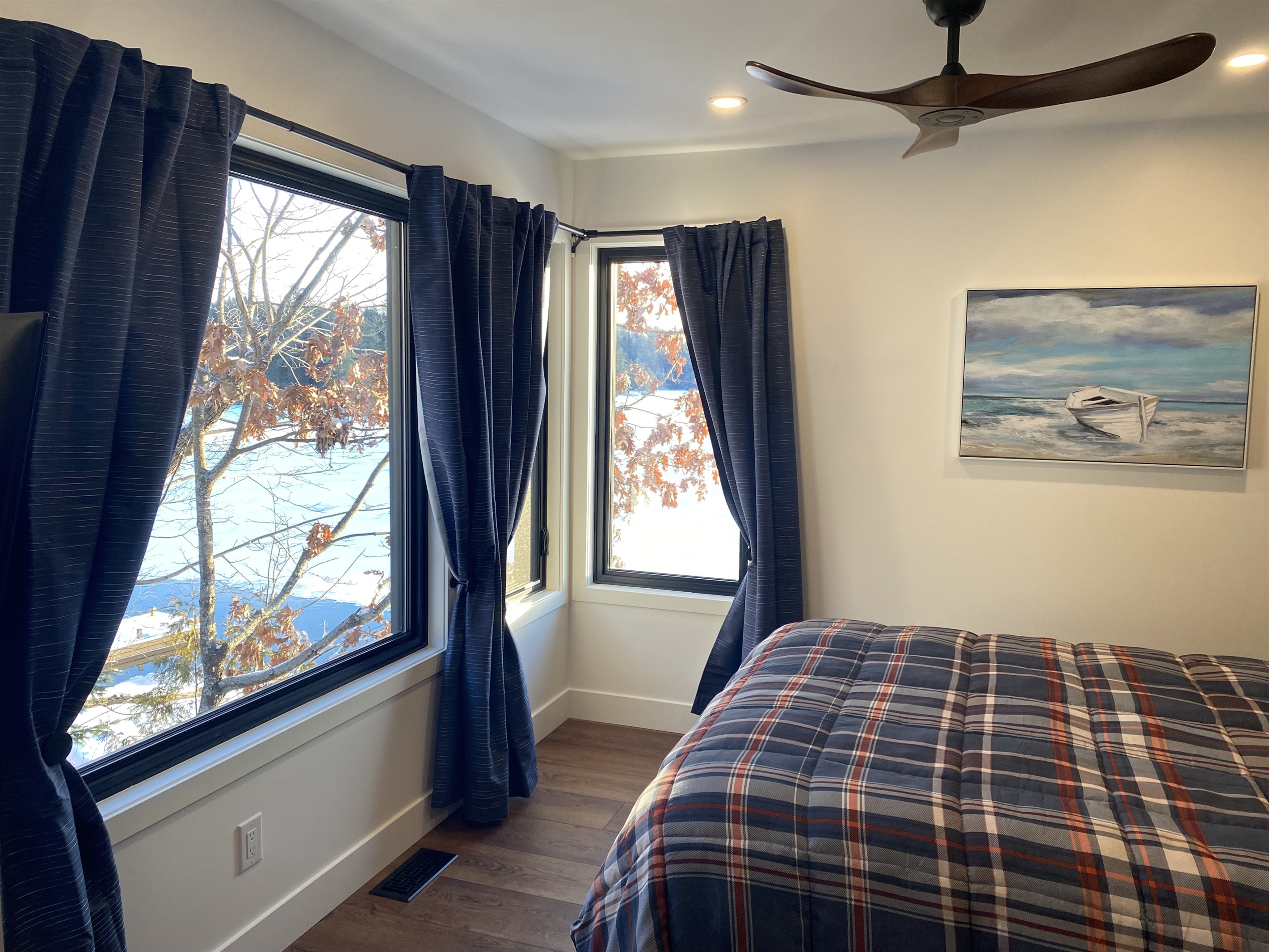 Main floor 2nd bedroom showing corner view of Lac McGregor