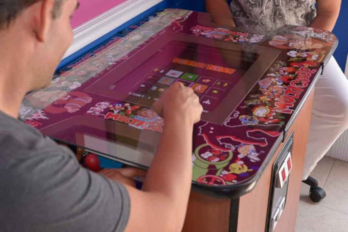 Classic tabletop arcade play