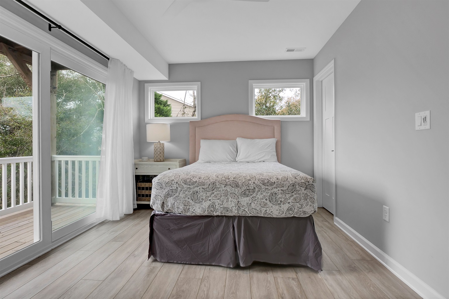 Wheelchair-accessible room featuring a queen bed, private balcony and en-suite bathroom.