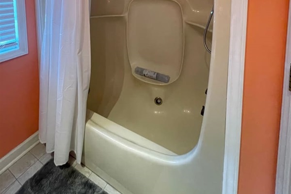 Main Bathroom w/ Tub-Shower Combo