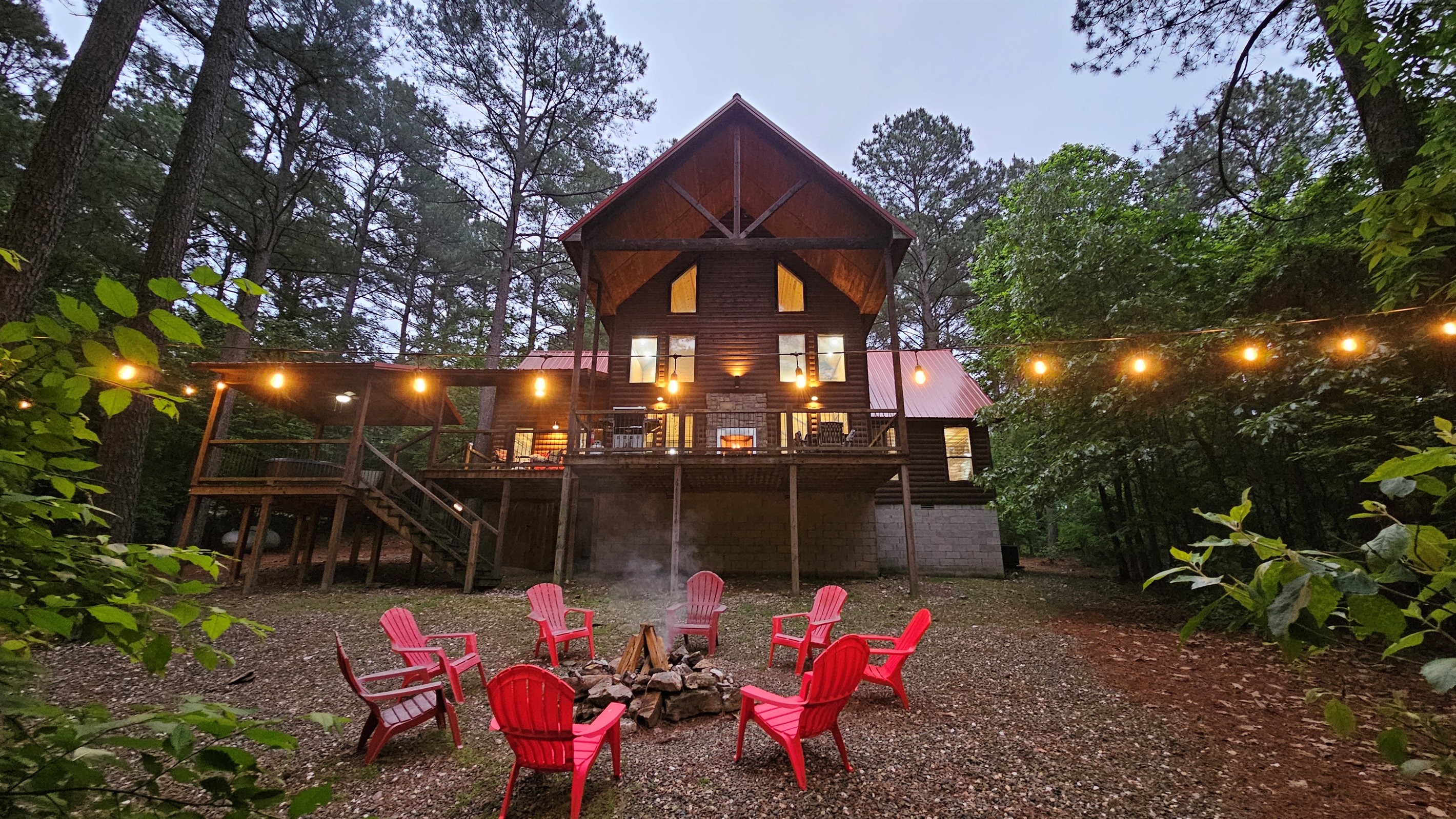 Charming Lodge: Nestled among pines, enjoy stunning sunsets from the spacious porch!