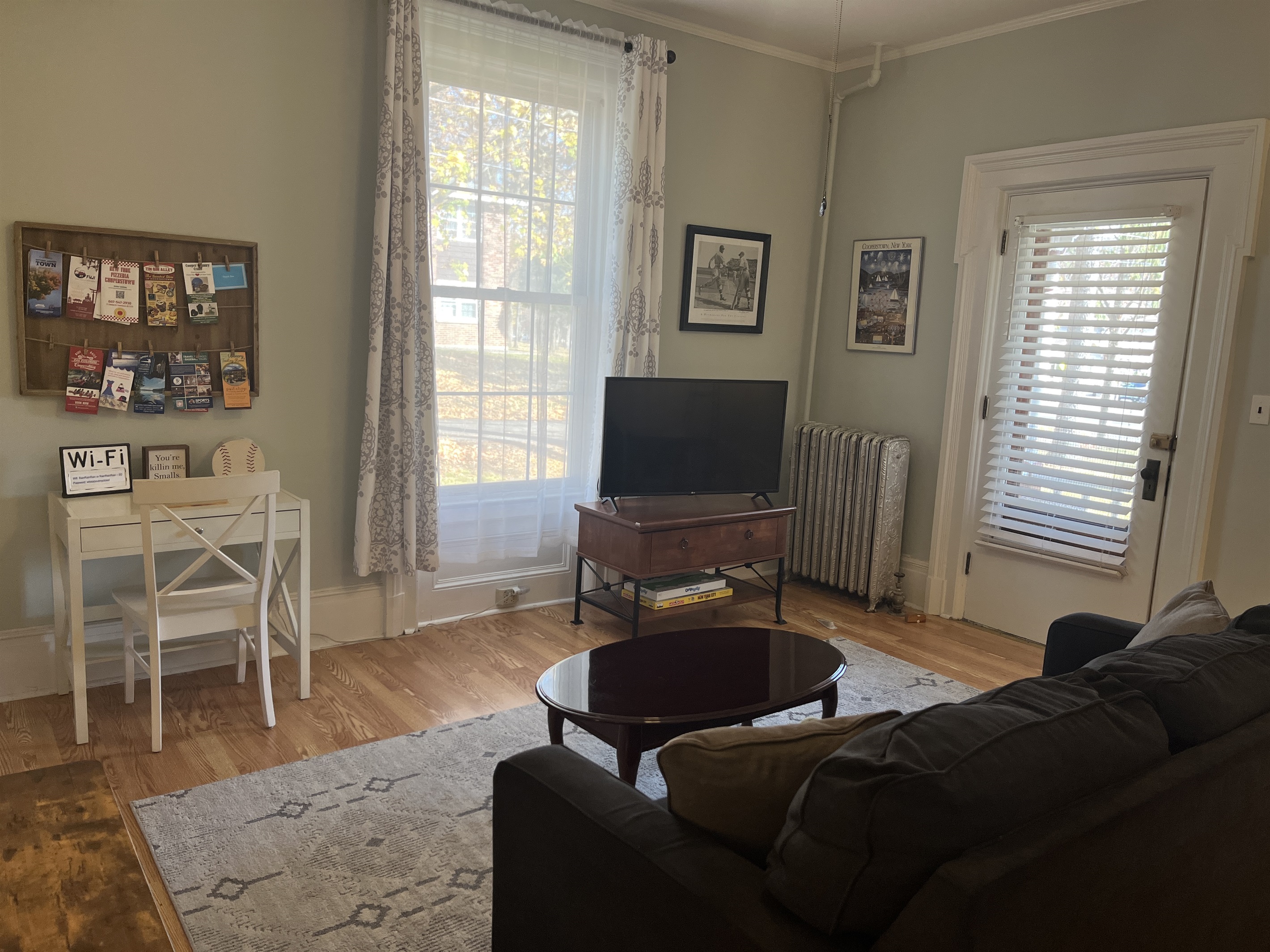 Living area, view of main entrance