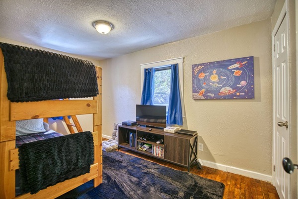 Upper South Bunk Bed, 2 Twins
