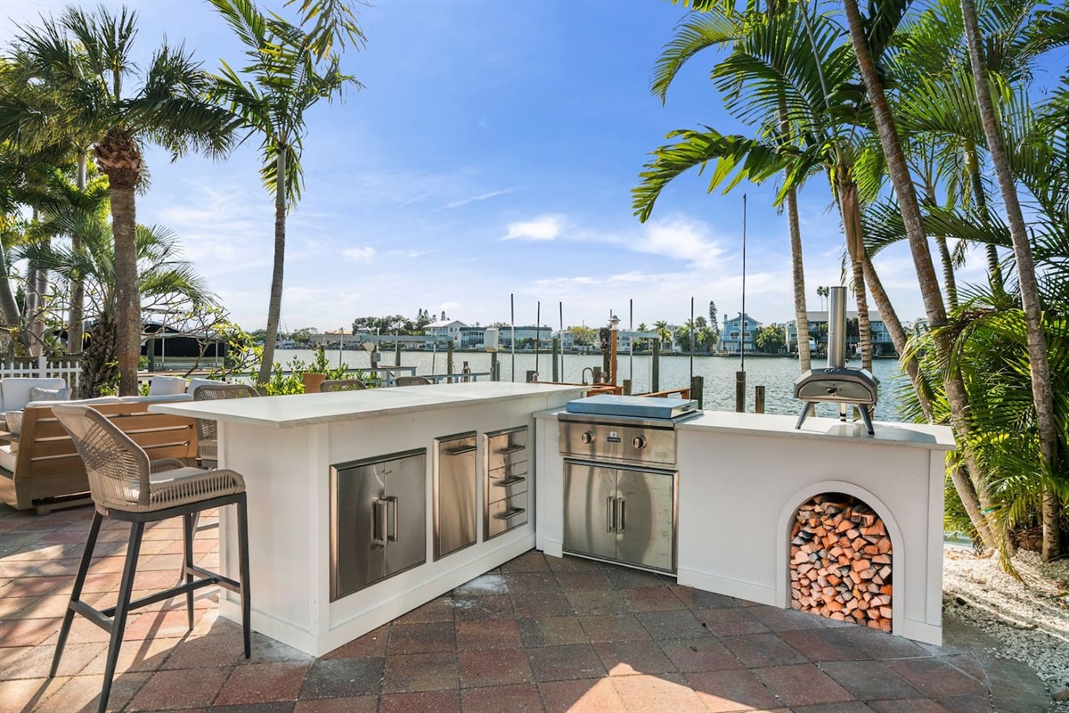 [Patio] BBQ, pizza oven & bar area!