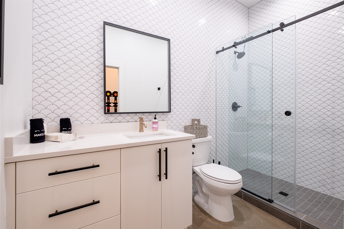 Pristine White bathroom! Step into a space that exudes cleanliness and sophistication. The color scheme creates a fresh and timeless atmosphere, perfect for a relaxing and rejuvenating experience.