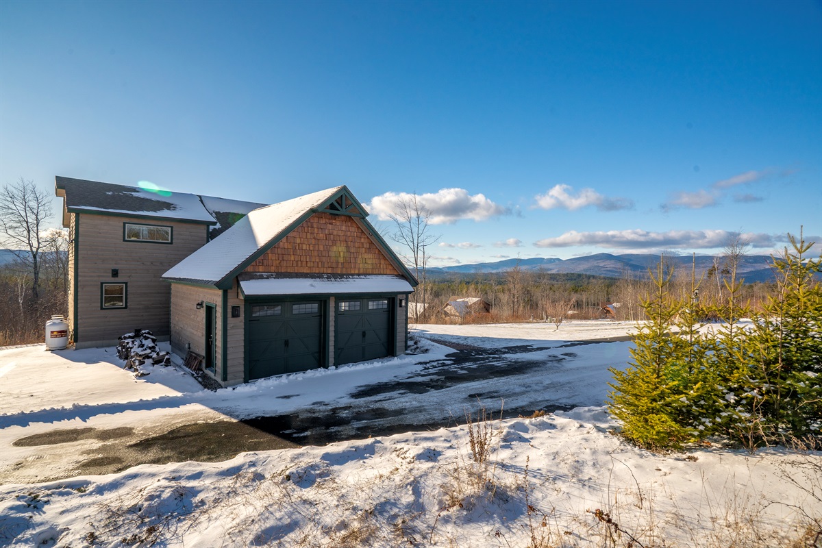 Fresh air, sparkling frost, and the calm of winter, perfect for a stroll.