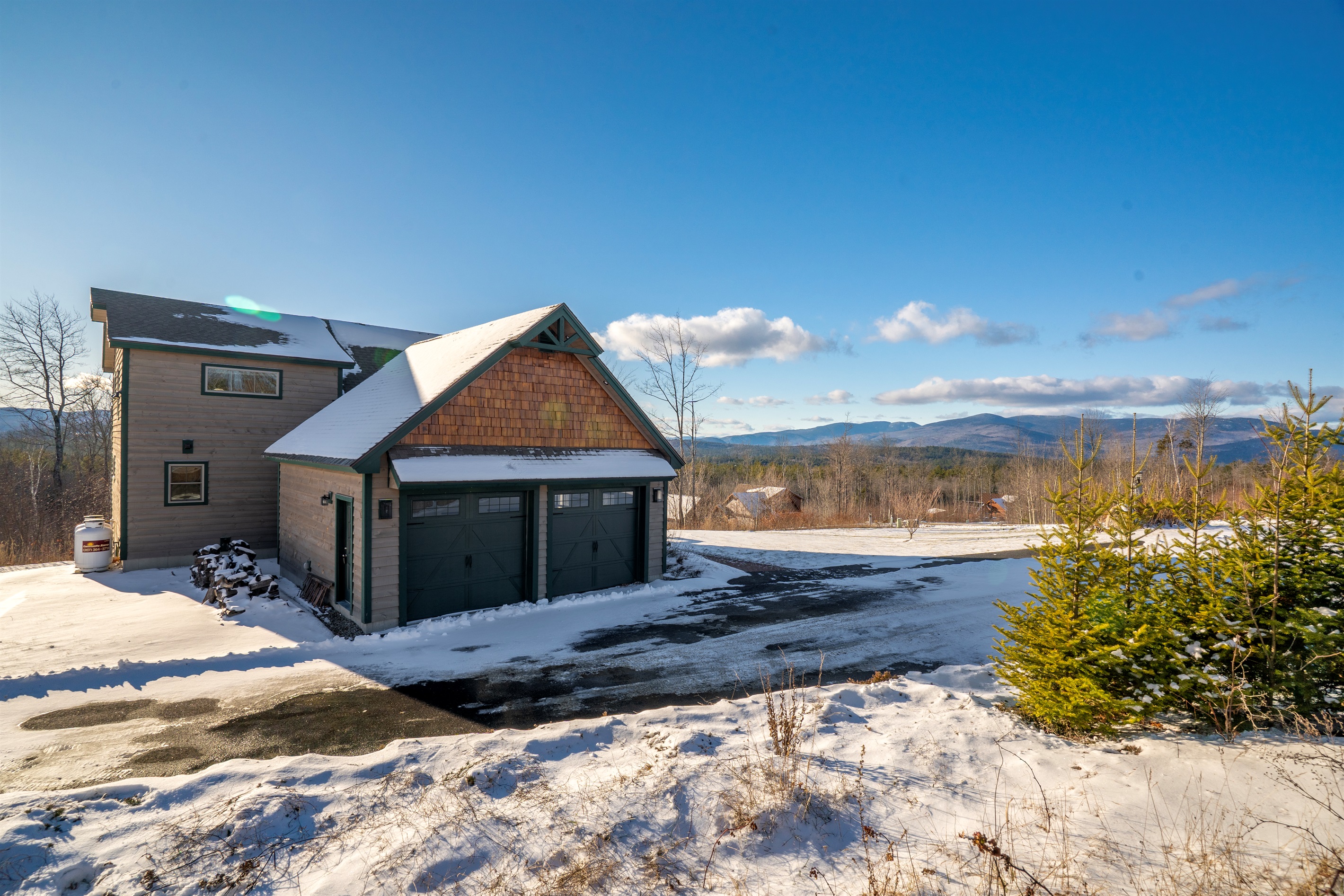 Fresh air, sparkling frost, and the calm of winter, perfect for a stroll.