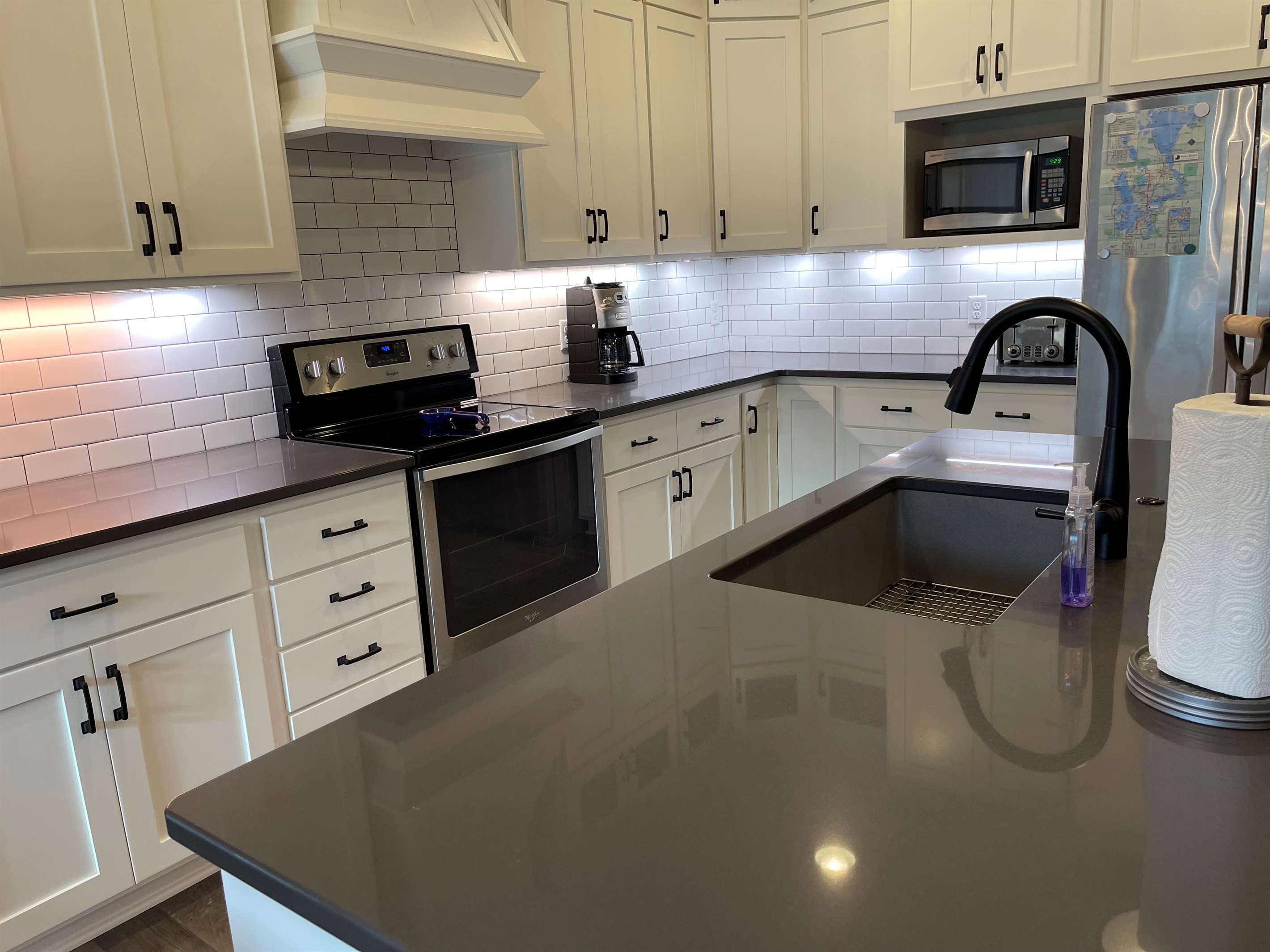 Beautiful Kitchen w/stainless steel appliances