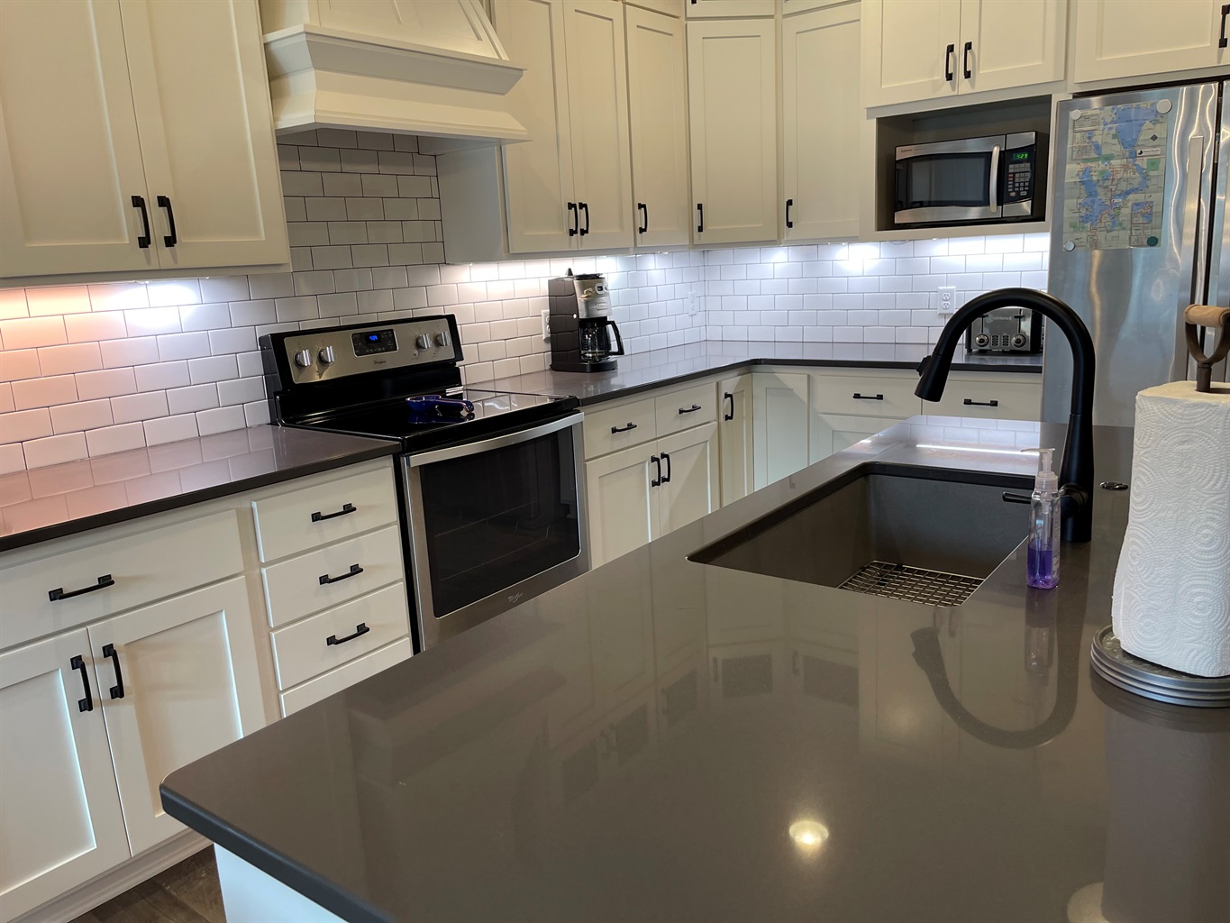 Beautiful Kitchen w/stainless steel appliances