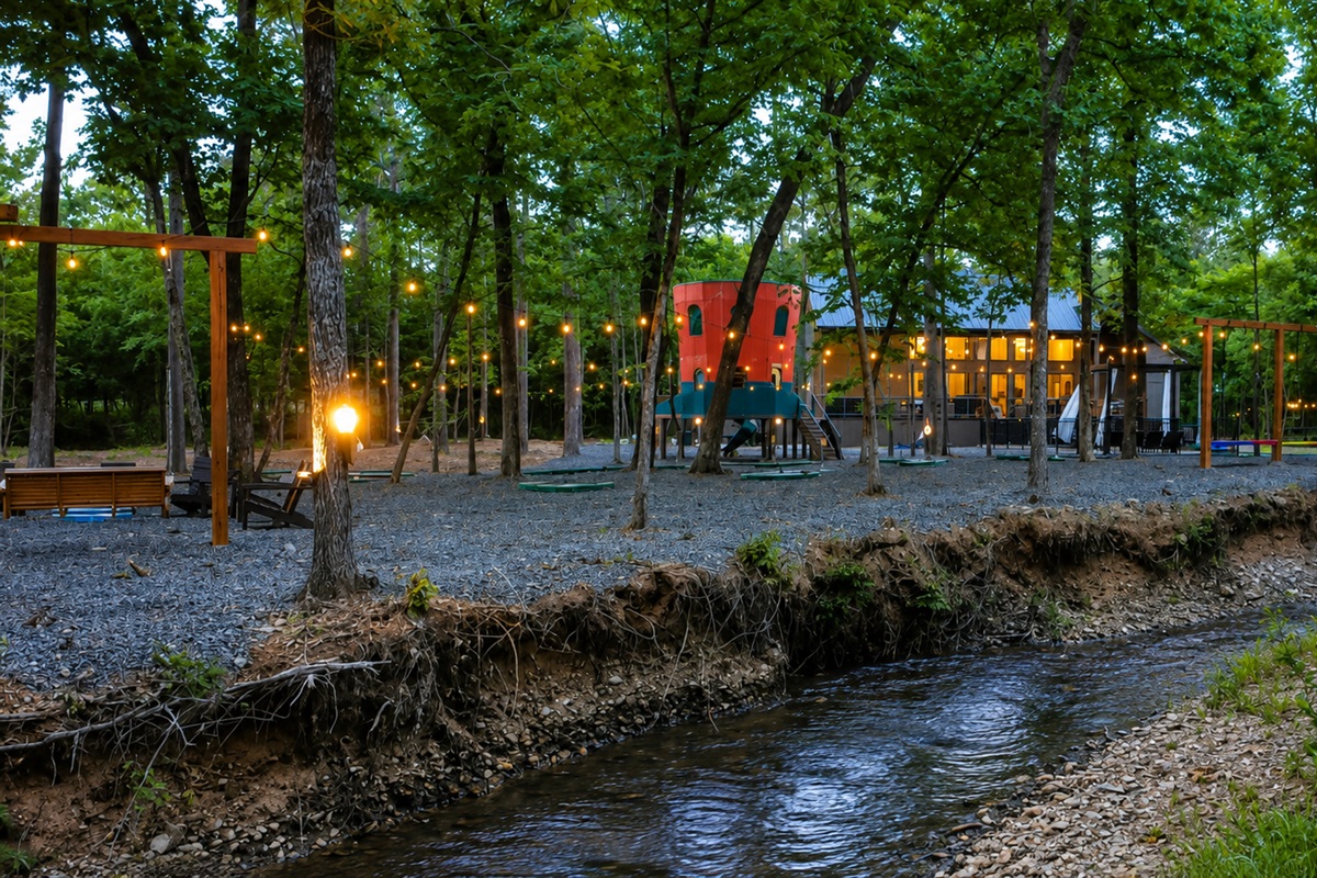 Outdoor Paradise: Sway on swings beneath twinkling lights by the babbling creek! Enjoy nature's charm.
