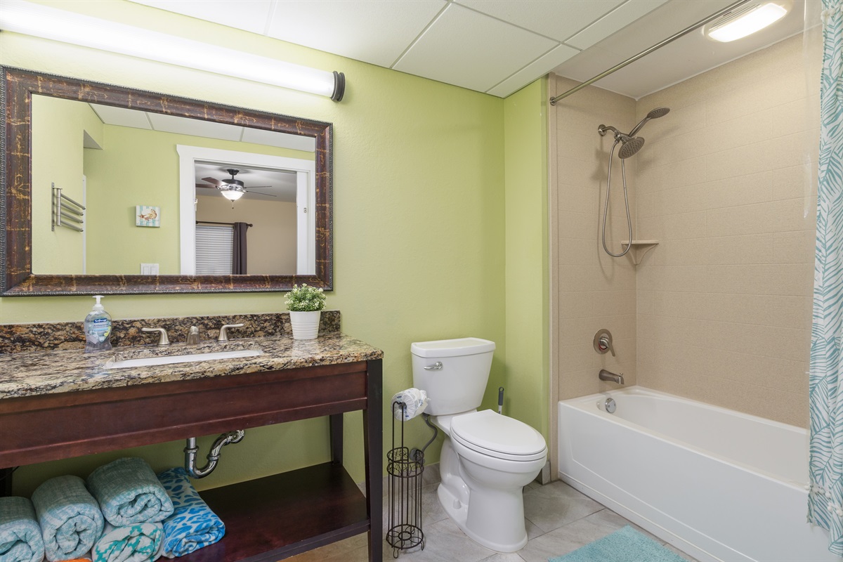 Guest bath with tub/shower combo