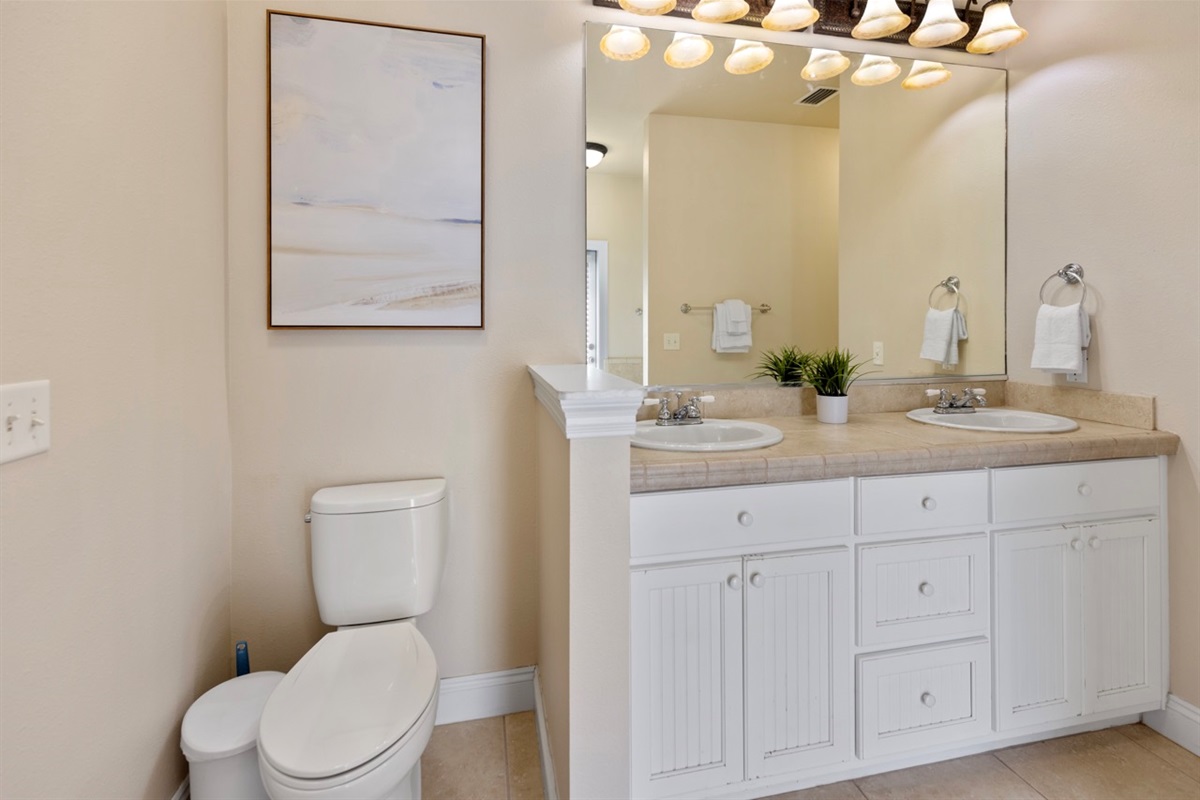 Master Bathroom (1st Floor)