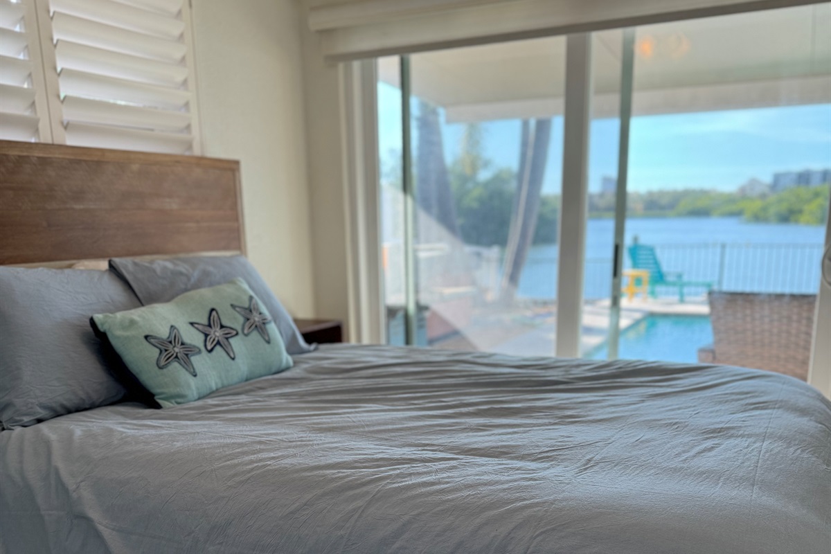 Queen bed with sliding door out to the pool