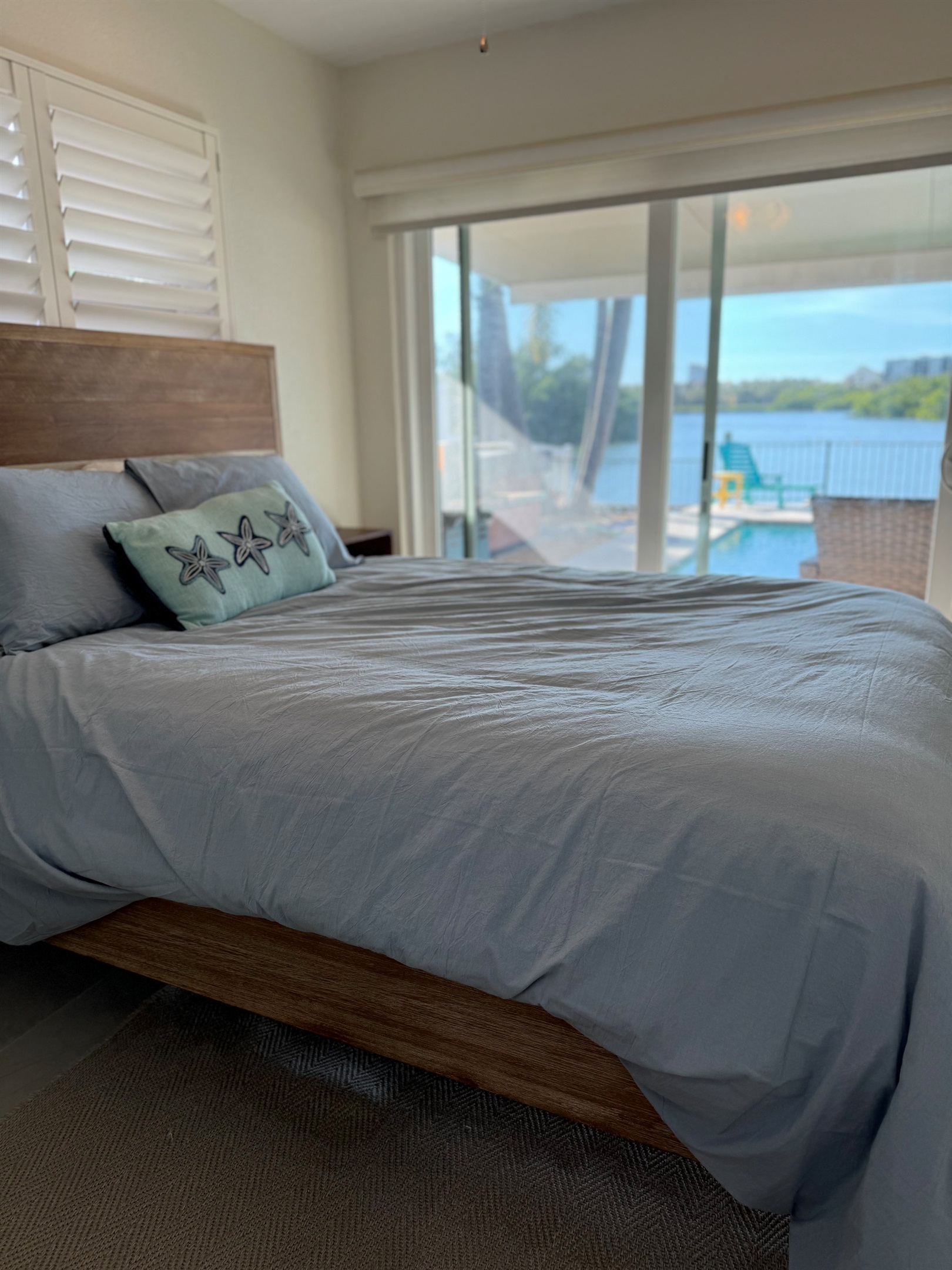 Queen bed with sliding door out to the pool