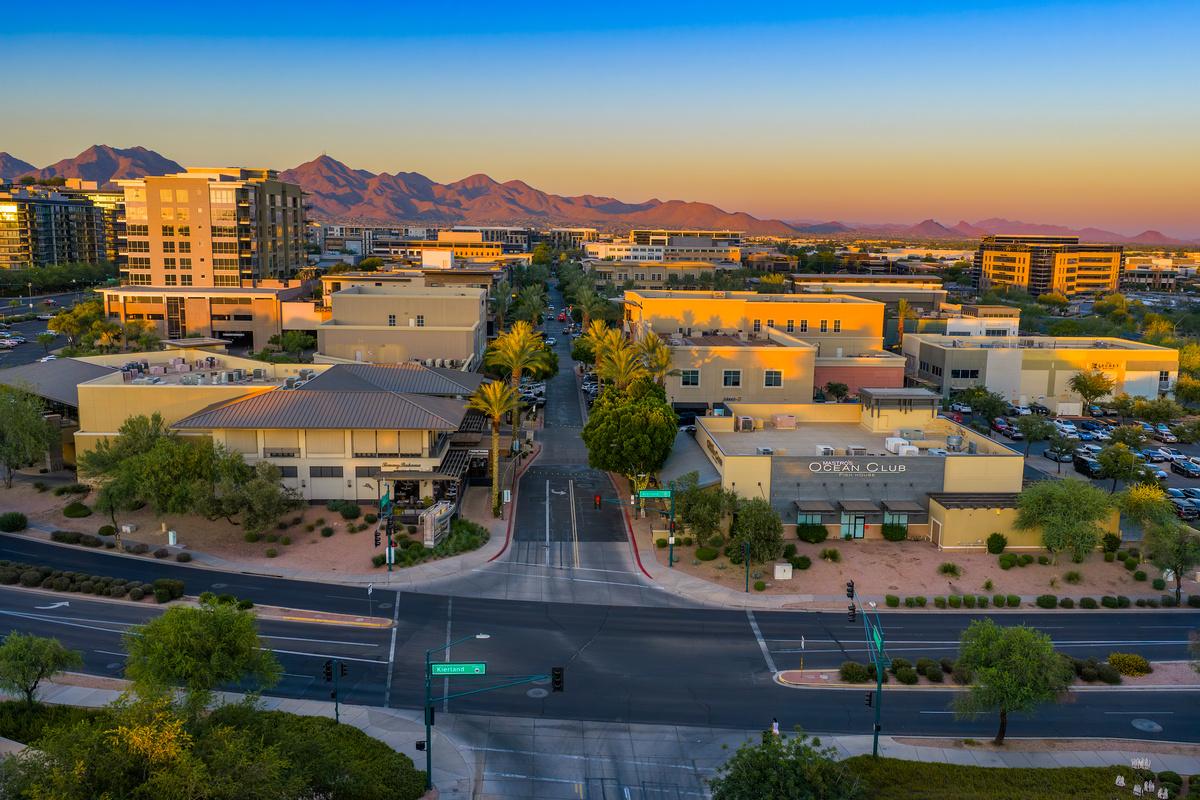 Under 10 miles to Kierland and Scottsdale Quarters (as the crow flies)