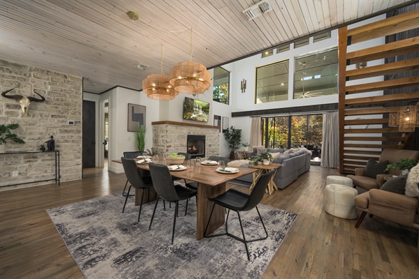 Modern cabin elegance: layered textures, warm wood tones, and a stone fireplace create a beautifully balanced interior 