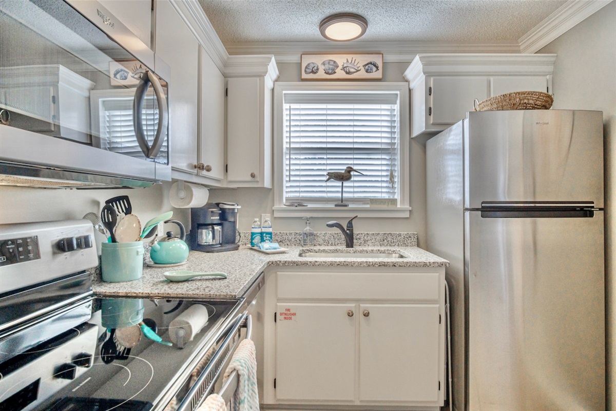 Well equipped kitchen with all you need for meals/snacks.