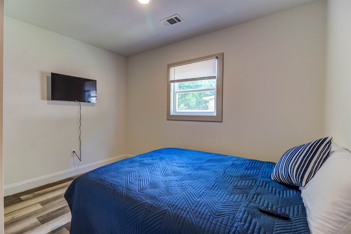 Secondary bedroom w/ smart TV