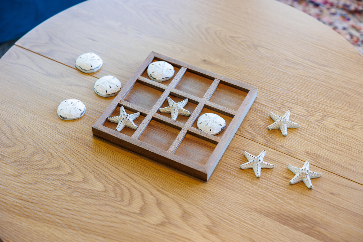 Settle the game with starfish and sand dollars instead of X's and O's.