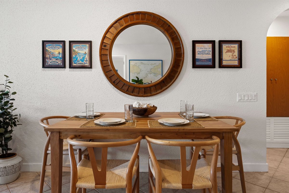 Dining table can be pulled out for seating for six